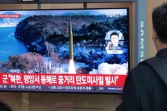 Truyền thông Hàn Quốc đưa tin về vụ phóng tên lửa đạn đạo tầm trung của Triều Tiên ở Seoul, ngày 2/4/2024. (Ảnh: Yonhap/TTXVN)
