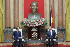 Chủ tịch nước Tô Lâm tiếp nguyên Thủ tướng Nhật Bản Suga Yoshihide, Đặc phái viên của Thủ tướng Kishida Fumio. (Ảnh: Nhan Sáng/TTXVN)