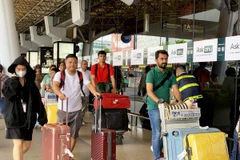 Khách quốc tế đến Cảng hàng không quốc tế Tân Sơn Nhất trong kỳ nghỉ lễ 30/4-1/5/2024. (Ảnh: Hồng Đạt/TTXVN)