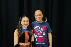 Nghệ sỹ Ưu tú Lô Thị Ngọc Thúy (trái) cùng người thầy là nghệ sỹ ưu Tú Đỗ Văn Hùng. (Ảnh: TTXVN phát)