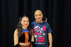 Nghệ sỹ Ưu tú Lô Thị Ngọc Thúy (trái) cùng người thầy là nghệ sỹ ưu Tú Đỗ Văn Hùng. (Ảnh: TTXVN phát)
