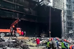 Hiện trường vụ tấn công tại nhà hát Crocus City Hall ở ngoại ô Moskva, Nga, ngày 26/3. (Ảnh: AFP/TTXVN)