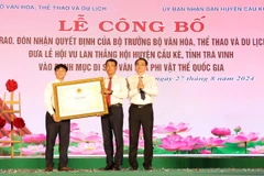 Lãnh đạo UBND huyện Cầu Kè và Sở Văn hóa, Thể thao và du lịch Trà Vinh đón nhận quyết định của Bộ Văn hóa, Thể thao và Du lịch công nhận Lễ hội Vu lan thắng hội huyện Cầu Kè là Di sản Văn hóa Phi vật thể Quốc gia. (Ảnh: Thanh Hòa/TTXVN)