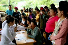 Khám bệnh cho nhân dân xã Chiềng Đen, thành phố Sơn La. (Ảnh: Quang Quyết/TTXVN)