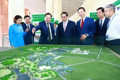 Thủ tướng Phạm Minh Chính xem mô hình quy hoạch tỉnh Bắc Ninh. (Ảnh: Dương Giang/TTXVN)