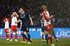 Bayern Munich (áo trắng-đỏ) thua trận thứ 3 liên tiếp. (Nguồn: Reuters)