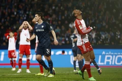 Bayern Munich (áo trắng-đỏ) thua trận thứ 3 liên tiếp. (Nguồn: Reuters)