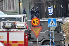 Lực lượng cảnh sát bảo vệ bên ngoài Đại sứ quán Israel. (Nguồn: Reuters)