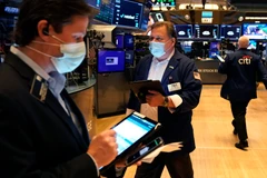 Hoạt động giao dịch tại Sàn chứng khoán New York, Mỹ. (Ảnh: AFP/TTXVN)