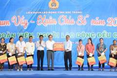 Ông Lê Hoài Trung, Trưởng Ban Đối ngoại Trung ương, tặng quà cho công nhân, người lao động. (Ảnh: Tuấn Phi/TTXVN)