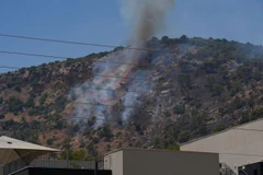 Khói bốc lên sau cuộc tấn công bằng tên lửa từ Liban xuống thành phố Kiryat Shmona, miền Bắc Israel ngày 9/8. (Ảnh: THX/TTXVN)