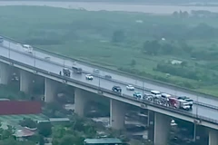 Khoảnh khắc ôtô lớn đi chậm trên cầu Nhật Tân để chắn gió cho xe máy