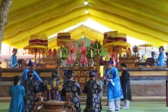 Hàng năm cứ đến ngày 23/5 âm lịch, người dân ở Huế tổ chức cúng âm hồn tại đàn Âm hồn. (Ảnh: Tường Vi/TTXVN)