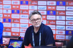 Gương mặt của ông Philippe Troussier trong cuộc họp báo sau trận thua Indonesia tối 26/3 trên Sân Vận động Quốc gia Mỹ Đình. (Ảnh: Hoàng Linh/TTXVN)