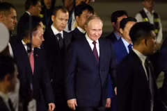Tổng thống Liên bang Nga Vladimir Putin tại Sân bay quốc tế Nội Bài. (Ảnh: Phạm Kiên/TTXVN)