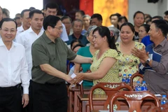 Thủ tướng Phạm Minh Chính với đối tượng chính sách, người có hoàn cảnh khó khăn tham dự chương trình. (Ảnh: Văn Điệp/TTXVN)