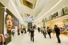 Người dân tham quan, mua sắm tại Lotte Mall Tây Hồ. (Ảnh: Tuấn Đức/TTXVN)