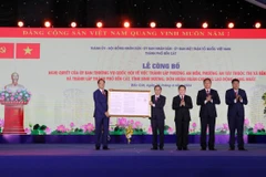 Thượng tướng Trần Quang Phương, Ủy viên Trung ương Đảng, Phó Chủ tịch Quốc hội, trao Nghị quyết của Ủy ban Thường vụ Quốc hội thành lập thành phố Bến Cát thuộc tỉnh Bình Dương. (Ảnh: Dương Chí Tưởng/TTXVN)