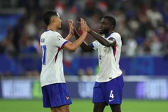 William Saliba và Dayot Upamecano vắng mặt trong buổi tập mới nhất của Đội tuyển Pháp. (Nguồn: AP)