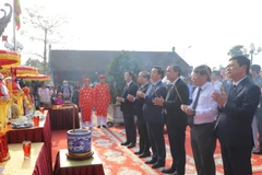 Phó Thủ tướng Trần Hồng Hà cùng các đại biểu thực hiện nghi thức lễ tế, dâng hương tại Văn Miếu Hà Tĩnh. (Ảnh: Hoàng Ngà/TTXVN)