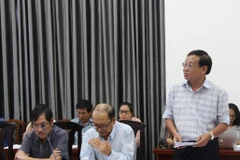 Ông Nguyễn Đình Thoan, Phó Giám đốc Sở Y tế tỉnh Khánh Hòa thông tin tại cuộc họp. (Ảnh: Phan Sáu/TTXVN)