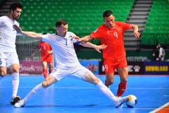 Futsal Việt Nam (áo đỏ) thua ngược trước Futsal Uzbekistan. (Nguồn: UFA)