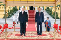 Chủ tịch nước Tô Lâm và Tổng thống Liên bang Nga Vladimir Putin trên bục danh dự, nghe quân nhạc cử Quốc thiều hai nước. (Ảnh: Nhan Sáng/TTXVN)
