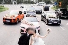 Đoàn xe đón dâu dừng, đỗ trái phép trên đường ở Hải Dương để chụp ảnh.