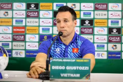 HLV Diego Giustozzi tại buổi họp báo trước trận đấu. (Nguồn: VFF)