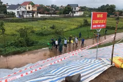 Lãnh đạo UBND huyện Ba Vì (Hà Nội) đi kiểm tra an toàn của đê kè trên địa bàn. (Ảnh: TTXVN phát)