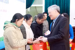 Chánh án Tòa án Nhân dân Tối cao Nguyễn Hòa Bình tặng quà các hộ nghèo. (Ảnh: Thái Thuần/TTXVN)