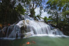 Với cảnh sắc còn hoang sơ, gần gũi thiên nhiên, thác Trăng là một điểm du lịch ấn tượng tại Hòa Bình. (Ảnh: Trọng Đạt/TTXVN)