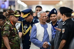 Ông Muhammad Yunus (giữa) tại sân bay Hazrat Shahjalal ở Dhaka ngày 8/8. (Ảnh: Getty Images/TTXVN)