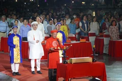 Nghi thức “Cung tuyên chúc văn tế” tri ân công đức tiền nhân gầy dựng làng hoa. (Ảnh: Nhựt An/TTXVN)