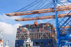 Bốc dỡ container lên tàu trọng tải 200.000DWT tại cảng quốc tế Gemalink, thị xã Phú Mỹ, tỉnh Bà Rịa-Vũng Tàu. (Ảnh: Hồng Đạt/TTXVN)