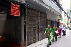Tổ công tác liên ngành liên ngành phường Trung Hoà, quận Cầu Giấy kiểm tra công tác PCCC tại các cơ sở kinh doanh nhà trọ, chung cư mini. (Ảnh: Phạm Kiên/TTXVN)