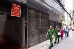 Tổ công tác liên ngành liên ngành phường Trung Hoà, quận Cầu Giấy kiểm tra công tác PCCC tại các cơ sở kinh doanh nhà trọ, chung cư mini. (Ảnh: Phạm Kiên/TTXVN)