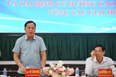 Ông Võ Tấn Đức, Quyền Chủ tịch UBND tỉnh Đồng Nai chỉ đạo tại cuộc họp. (Ảnh: Công Phong/TTXVN)