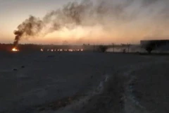 Khói lửa bốc lên sau vụ tấn công của quân đội Pakistan nhằm vào mục tiêu được cho là khủng bố ở tỉnh Sistan-Baluchestan, Iran. (Ảnh: IRNA/TTXVN)