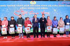 Lãnh đạo tỉnh Thái Bình trao quà Tết của Chủ tịch Quốc hội Vương Đình Huệ cho đoàn viên, người lao động có hoàn cảnh khó khăn. (Ảnh: Thế Duyệt/TTXVN)