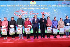Lãnh đạo tỉnh Thái Bình trao quà Tết của Chủ tịch Quốc hội Vương Đình Huệ cho đoàn viên, người lao động có hoàn cảnh khó khăn. (Ảnh: Thế Duyệt/TTXVN)