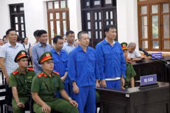 Các bị cáo nghe Hội đồng xét xử Tòa án Nhân dân tỉnh Bình Thuận tuyên án. (Ảnh: Nguyễn Thanh/TTXVN)