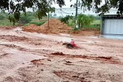 Video mưa lũ cuốn trôi cả người và xe máy ở Phan Thiết