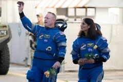 Phi hành gia Mỹ Butch Wilmore (trái) và Suni Williams trước khi lên tàu vũ trụ Boeing Starliner để tới Trạm ISS. (Ảnh: THX/TTXVN)