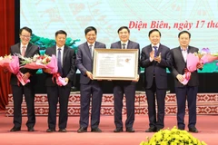 Phó Thủ tướng Trần Hồng Hà trao Quyết định công bố Quy hoạch tỉnh Điện Biên cho lãnh đạo tỉnh Điện Biên. (Ảnh: Trung Kiên/TTXVN)