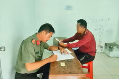 Đối tượng C.P tại cơ quan công an. (Ảnh: TTXVN phát)