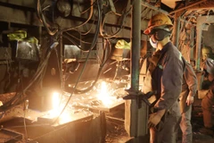 Công nhân Nhà máy luyện thép Lưu Xá (Công ty cổ phần Gang thép Thái Nguyên) trong ca sản xuất. (Ảnh: Hoàng Nguyên/TTXVN)