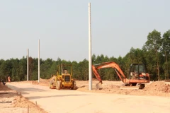 Phương tiện được huy động để thi công Khu tái định cư xã Linh Trường, huyện Gio Linh (Quảng Trị). (Ảnh: Nguyên Lý/TTXVN)