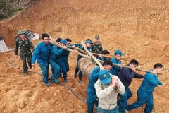 Lực lượng chức năng di chuyển quả bom đến khu vực an toàn để tiến hành hủy nổ. (Nguồn: VTCNews)