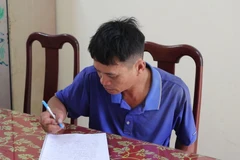 Đối tượng Thắng tại cơ quan công an. (Ảnh: TTXVN phát)